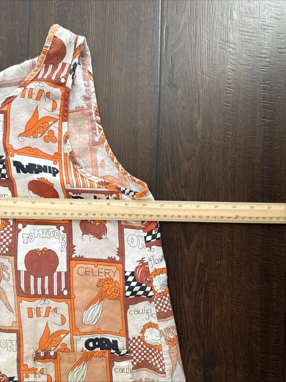 VTG apron tie in back vegetable theme so cute! Smock style